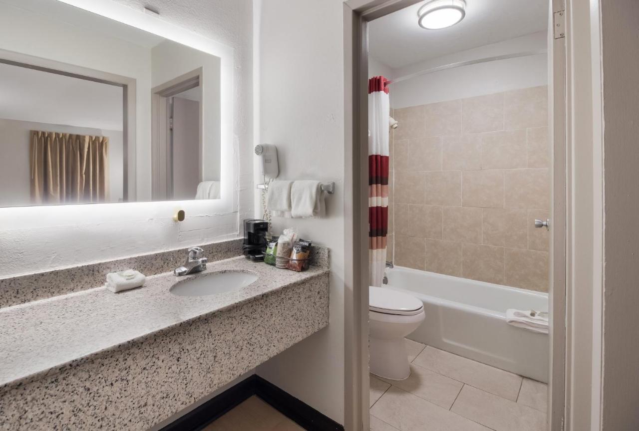 Red Roof Inn & Suites Jackson, Tn Zewnętrze zdjęcie