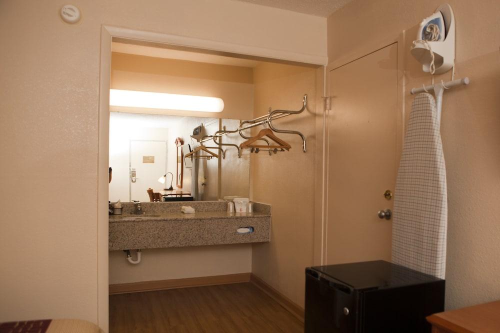 Red Roof Inn & Suites Jackson, Tn Zewnętrze zdjęcie